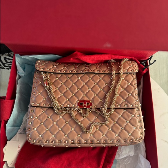 Authentic Valentino Garavani Large Quilted Studded Shoulder Bag - Picture 5 of 16